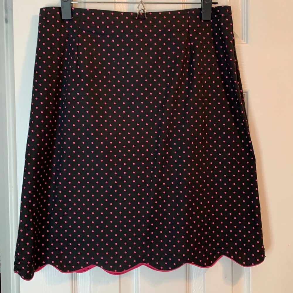 Straight skirt with scalloped edge
